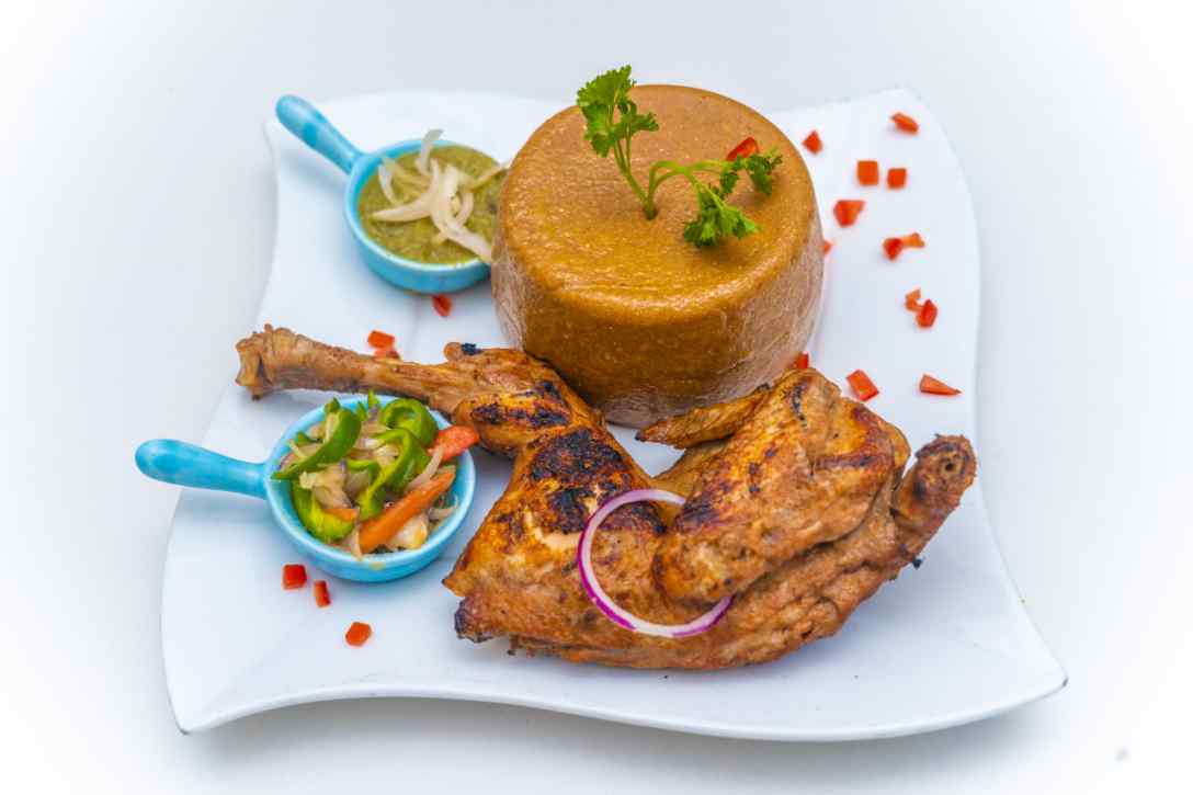 Poulet au Amiwo (Pâte rouge de Mais)